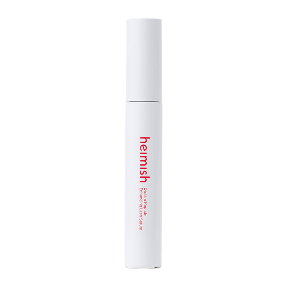Produktbild von Heimish Dailism Peptide Enhancing Lash Serum vor hellem Hintergrund. Das wimpernpflegende Serum wird in einer stilvollen weißen Verpackung präsentiert, mit Fokus auf tägliche Pflege und stärkende Wirkung für die Wimpern.