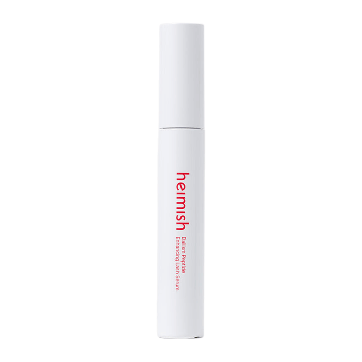 Produktbild von Heimish Dailism Peptide Enhancing Lash Serum vor hellem Hintergrund. Das wimpernpflegende Serum wird in einer stilvollen weißen Verpackung präsentiert, mit Fokus auf tägliche Pflege und stärkende Wirkung für die Wimpern.