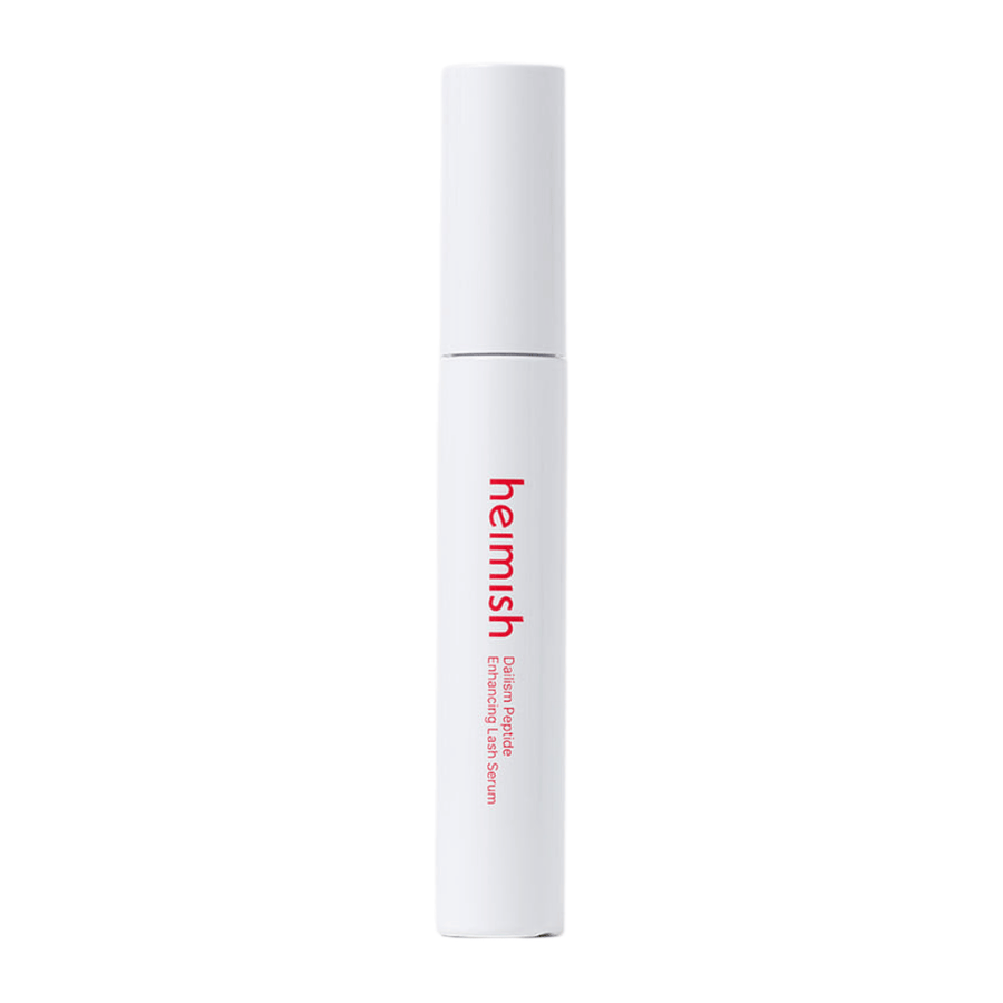 Produktbild von Heimish Dailism Peptide Enhancing Lash Serum vor hellem Hintergrund. Das wimpernpflegende Serum wird in einer stilvollen weißen Verpackung präsentiert, mit Fokus auf tägliche Pflege und stärkende Wirkung für die Wimpern.