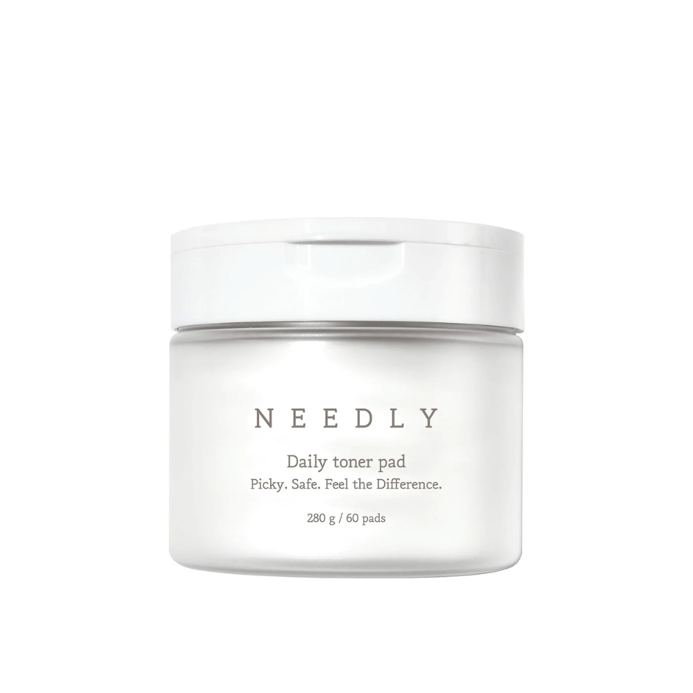 Ein weißer Behälter mit Needly Daily Toner Pad. Die Verpackung hat minimalistischen Text, der das Produkt beschreibt und 280 g enthält, entsprechend 60 Tonerpads. Der Text lautet 'Picky. Safe. Feel the Difference.