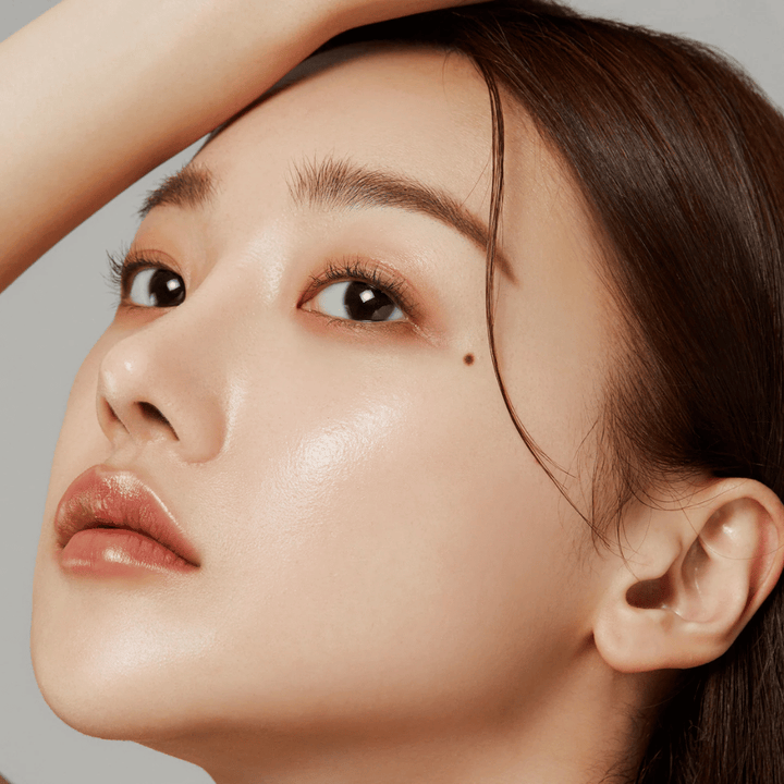 Närbild på hud med lyster – resultatet av Medicube Deep Lifting Peptide Eye Cream som stärker hudens elasticitet och återfuktar.