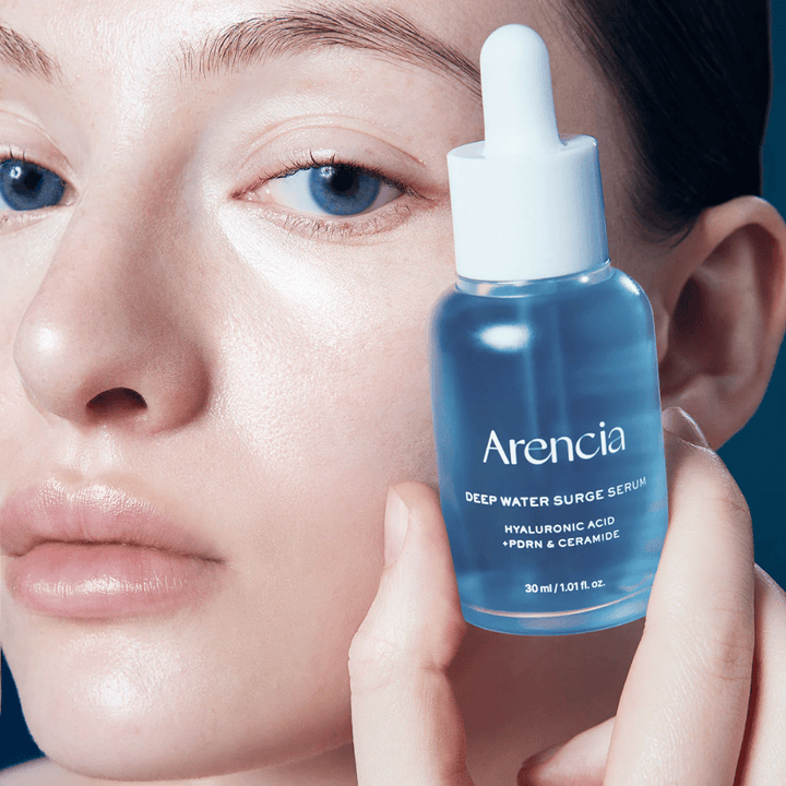 Modell appliziert Arencia Deep Water Surge Serum – feuchtigkeitsspendendes koreanisches Serum mit Hyaluronsäure, PDRN und Ceramiden, das empfindliche Haut beruhigt und die Hautbarriere stärkt.