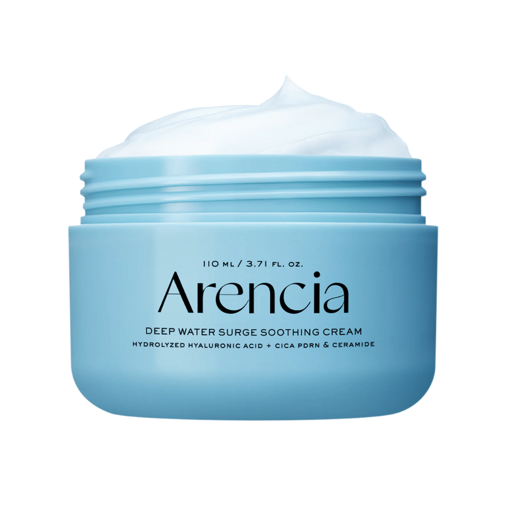 Nahaufnahme von Arencia Deep Water Surge Soothing Cream, die die weiche, kühlende Konsistenz der Creme zeigt, für tiefe Feuchtigkeit von trockener und empfindlicher Haut.