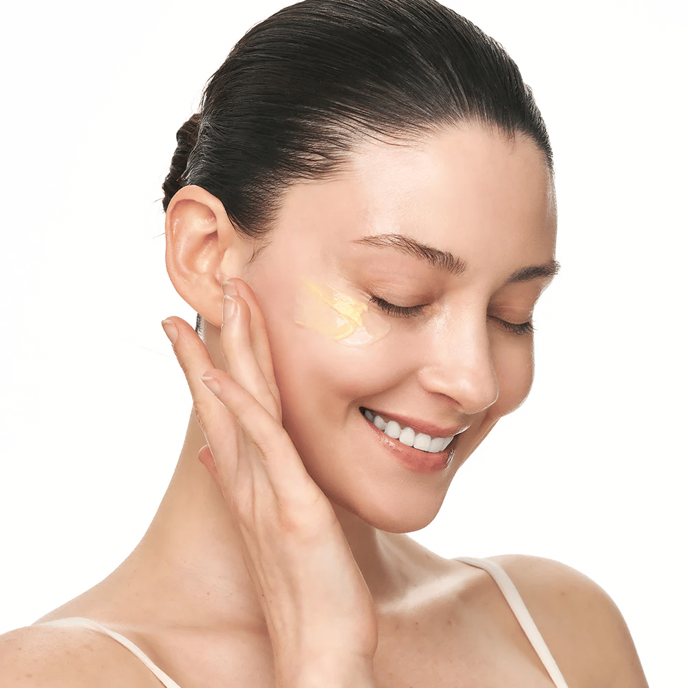 Person massiert Sungboon Editor Deep Collagen Retinol Capsule Cream auf die Wange ein. Das Produkt verleiht Glanz, Festigkeit und langanhaltende Feuchtigkeit.
