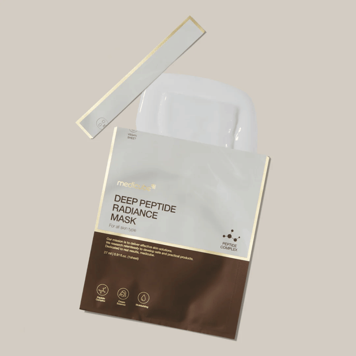 Medicube Deep Peptide Radiance Mask in geöffneter Verpackung mit sichtbarer Sheet mask, flüssige Präsentation auf neutralem Hintergrund.