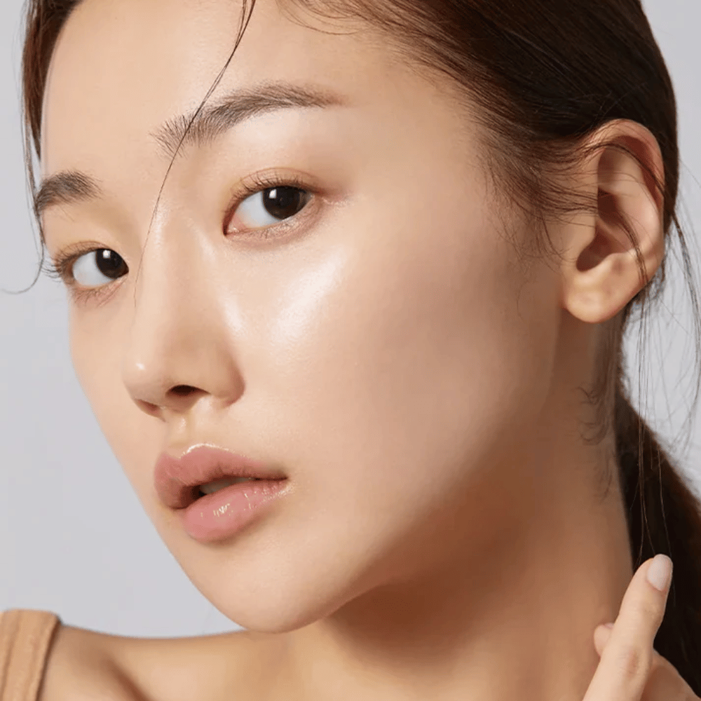 Nahaufnahme eines Modells mit klarer, hydratisierter Haut und natürlichem Strahlen nach der Anwendung der koreanischen Sheet mask.