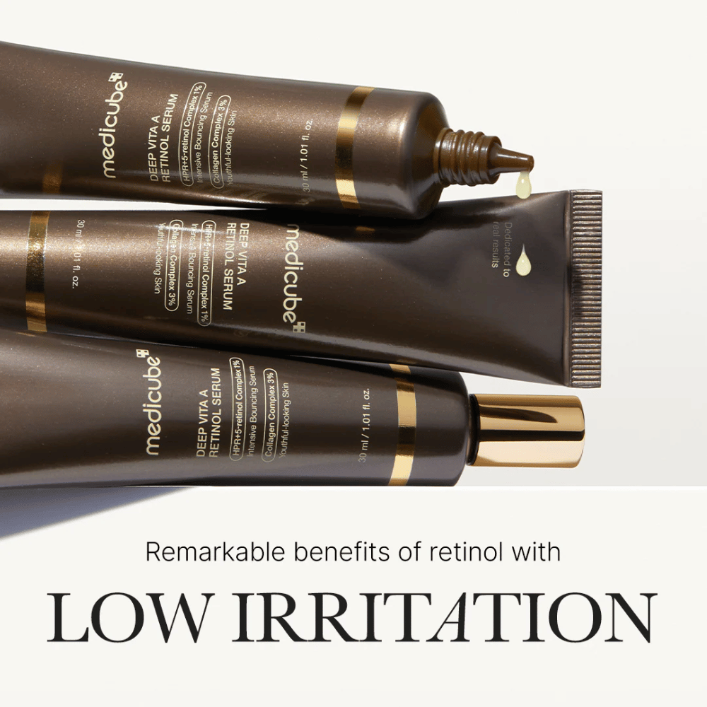 Drei Tuben von Medicube Deep Vita A Retinol Serum mit Tropfen von Serum, betont die Vorteile von Retinol mit geringer Reizung.