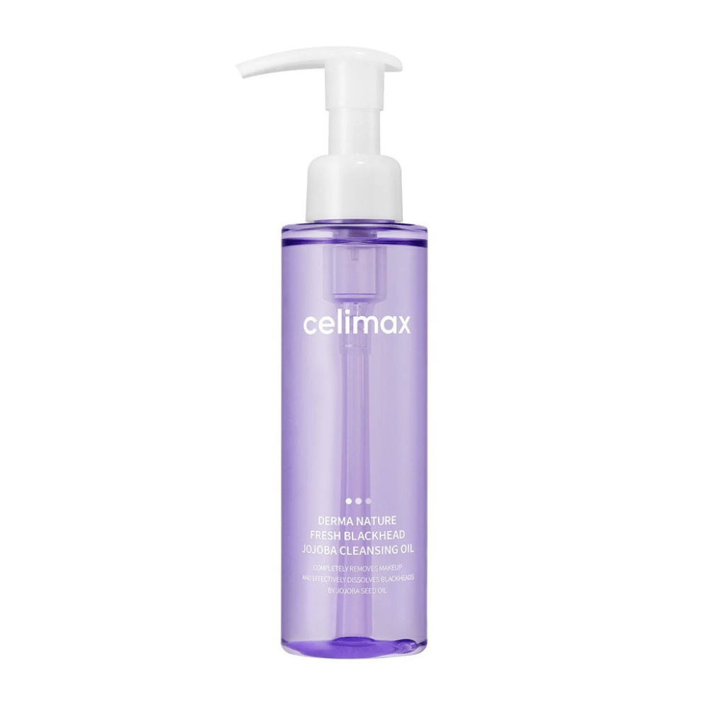 Flasche von Celimax Derma Nature Fresh Blackhead Jojoba Cleansing Oil in transparenter lila Verpackung mit weißer Pumpe, vor weißem Hintergrund.