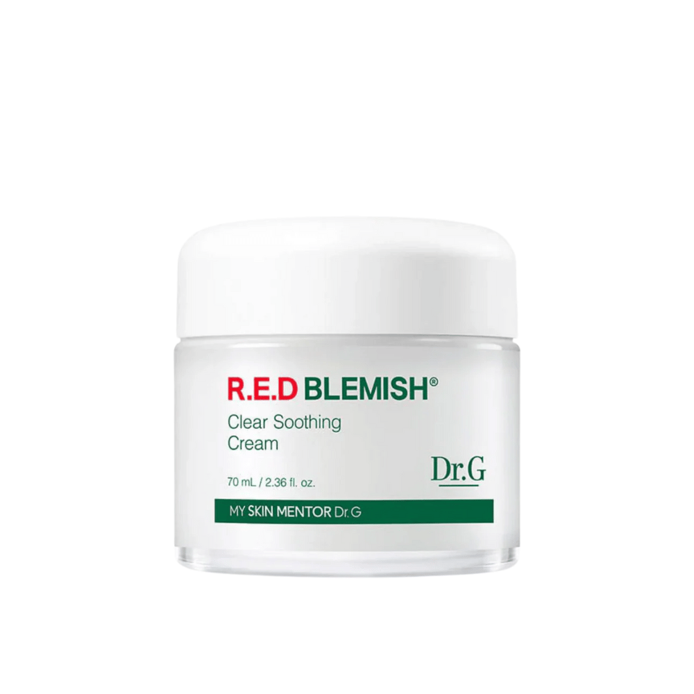 Dr.G R.E.D Blemish Clear Soothing Cream ist eine milde und feuchtigkeitsspendende Creme, die Rötungen und Reizungen lindert. Die Formel enthält Centella Asiatica und Hyaluronsäure, um die Hautbarriere zu stärken und das Gleichgewicht wiederherzustellen. Perfekt für empfindliche und zu Akne neigende Haut.