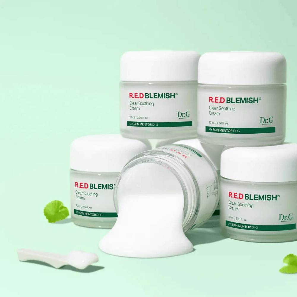 Dr.G R.E.D Blemish Clear Soothing Cream bietet intensive Feuchtigkeit und Linderung für empfindliche Haut. Die Formel mit Centella Asiatica und Hyaluronsäure stärkt die Hautbarriere und reduziert Reizungen. Perfekt für den täglichen Gebrauch für einen ausgeglichenen und klaren Hautton.