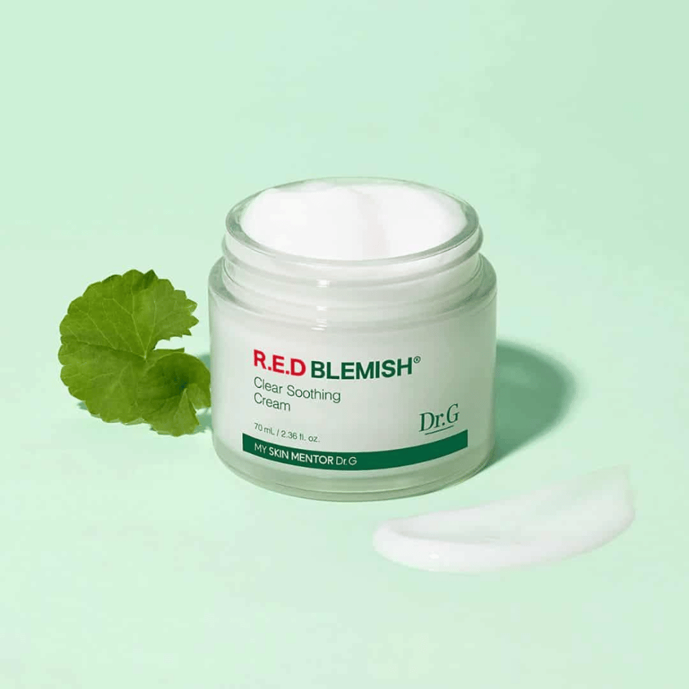 Dr.G R.E.D Blemish Clear Soothing Cream beruhigt und spendet empfindlicher Haut Feuchtigkeit. Angereichert mit Centella Asiatica und Hyaluronsäure, stärkt sie die Hautbarriere und reduziert Rötungen. Perfekt für die tägliche Pflege für eine ausgeglichene und klare Haut.