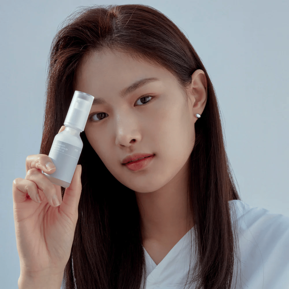 Modell hält Celimax Dual Barrier Boosting Serum, koreanische Hautpflege, die die Hautbarriere stärkt und empfindliche Haut beruhigt.