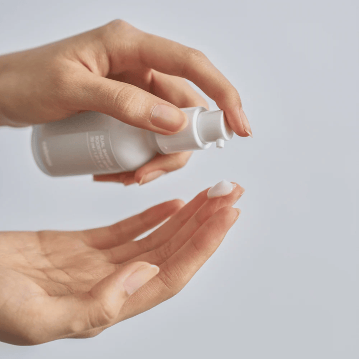 Celimax Dual Barrier Boosting Serum wird in die Hand gepumpt, leichte Serumtextur für die tägliche Hautpflege und Barriere-Reparatur.