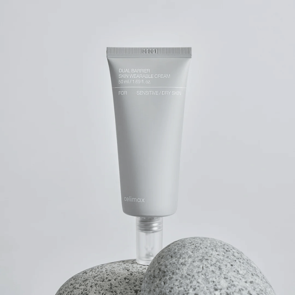 Celimax Dual Barrier Skin Wearable Cream auf Stein, feuchtigkeitsspendende Gesichtscreme entwickelt für empfindliche und trockene Haut mit Fokus auf Hautbarriere und Komfort.