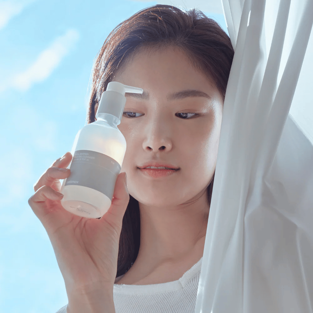 Celimax Dual Barrier Mild Gel Cleanser in der Anwendung – mildes koreanisches Gesichtsreinigungsgel, das die Hautbarriere stärkt und für empfindliche Haut geeignet ist.
