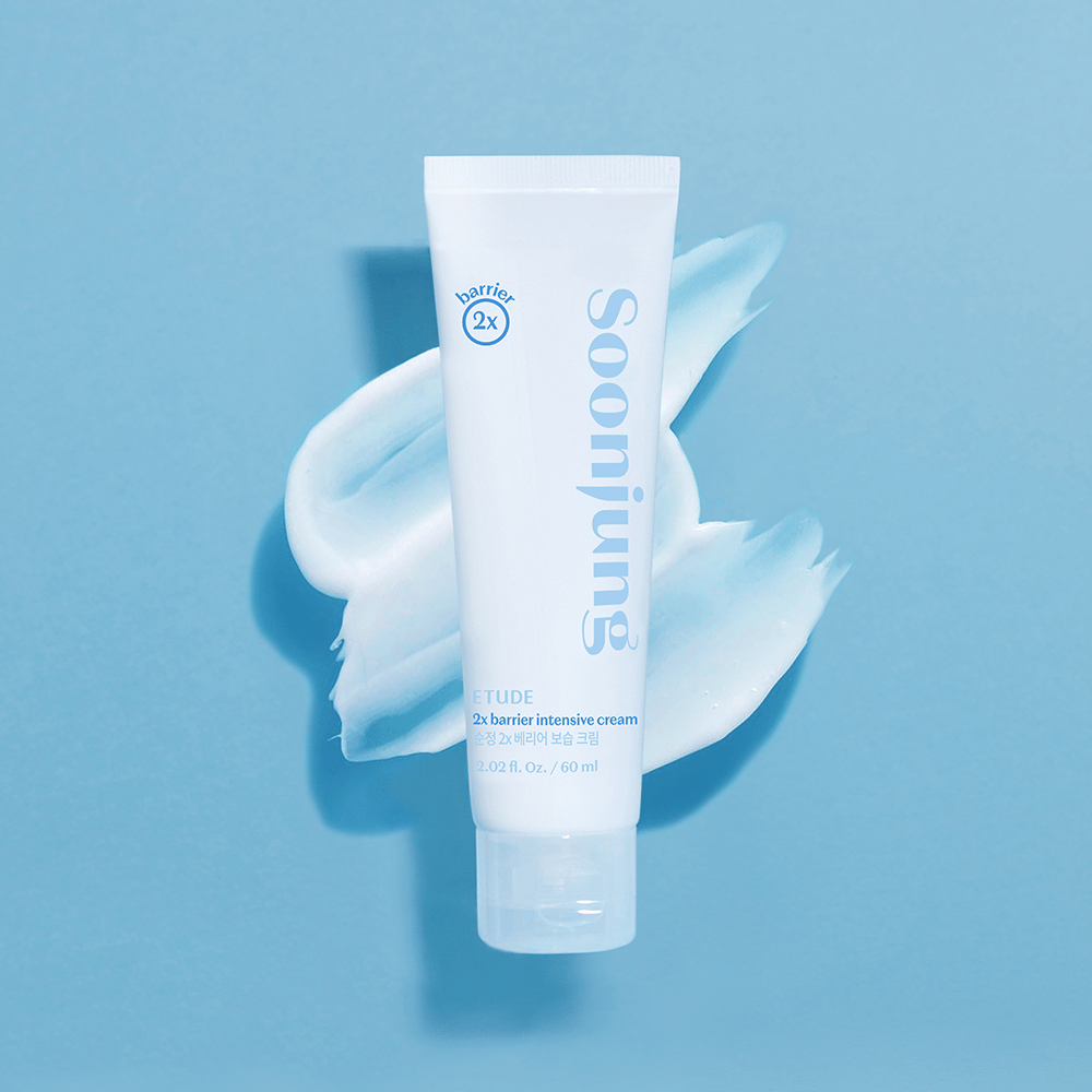 Eine Tube weiße Creme, die Hautschäden repariert und die Haut mit Feuchtigkeit versorgt, genauer gesagt ETUDE Soon Jung 2x Barrier Intensive Cream 60ml, auf blauem Hintergrund.