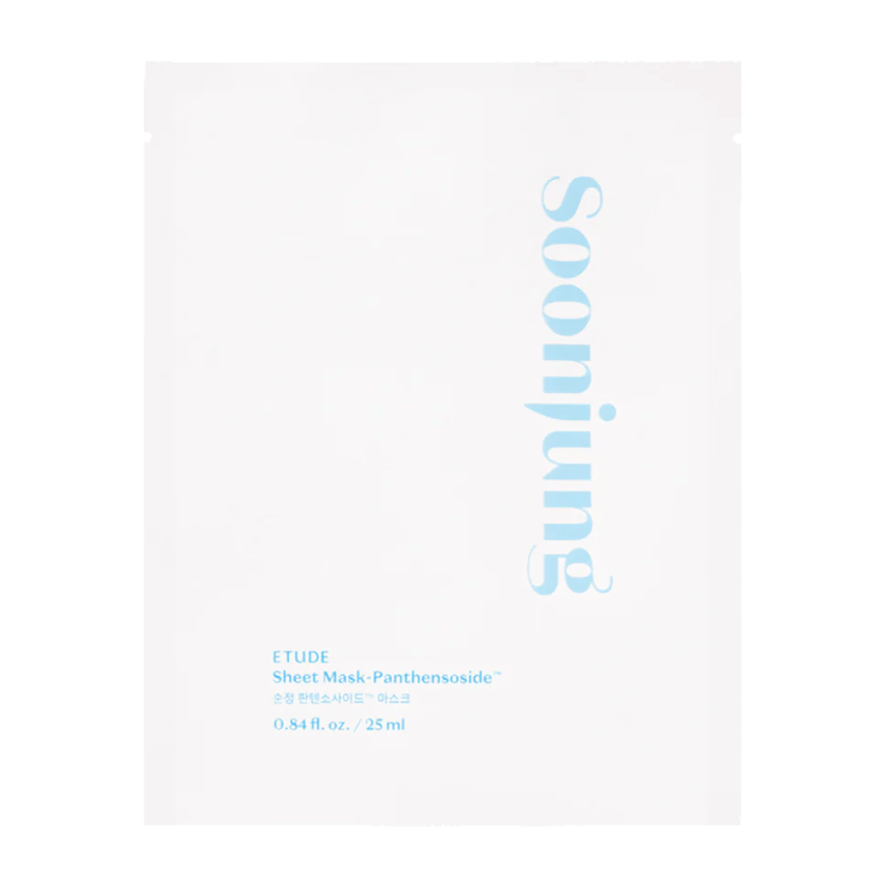 Eine minimalistische weiße Verpackung von ETUDE Soon Jung Panthensoside Sheet Mask. Der Text ist in einem hellblauen Farbton und die Größe ist mit 0.84 fl. oz. / 25 ml angegeben.