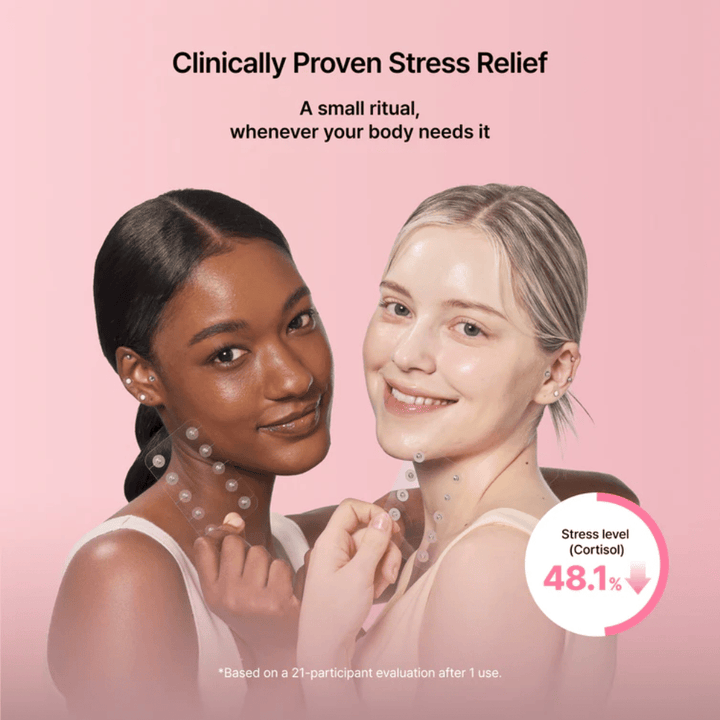Zwei Modelle zeigen die Anwendung von RETURNITY Ear Therapy Acupressure Patch. Das Bild hebt klinisch bewertete Ergebnisse im Zusammenhang mit Stressreduktion und Wohlbefinden hervor.