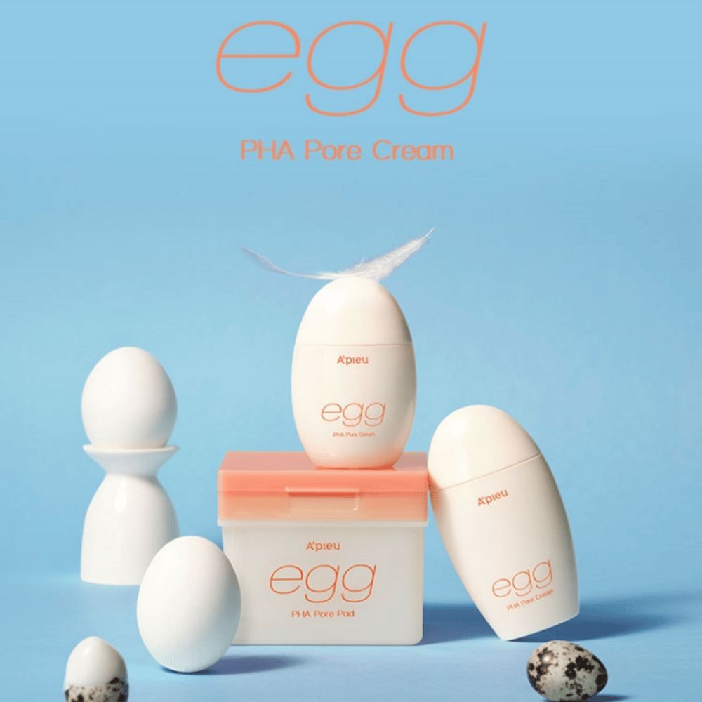 A'pieu Egg PHA Pore-serie – äggformade produkter som serum, kräm och pads, stilrent arrangerade på blå bakgrund med ägg och fjäder som symboliserar skonsam hudvård.