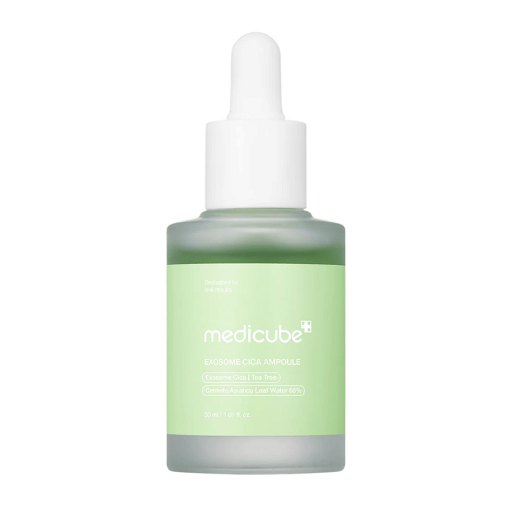 Nahaufnahme von Medicube Exosome Cica Ampoule in gefrostetem Glas mit grünem Etikett und Pipettverschluss.