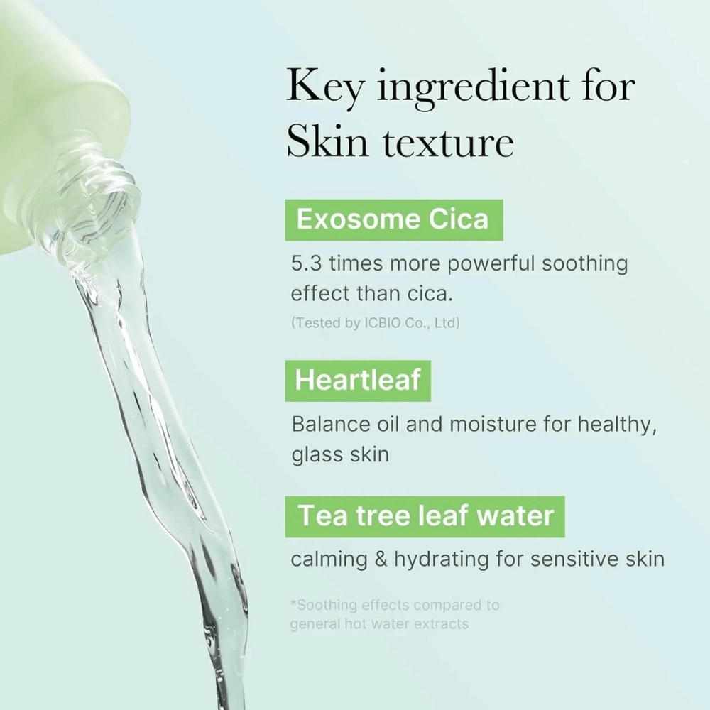 Nahaufnahme einer gehaltenen Flasche, markiert Inhaltsstoffe in Medicube Exosome Cica Toner: Exosome Cica, Heartleaf und Tea Tree Leaf Water für Hautbalance und beruhigende Wirkung.