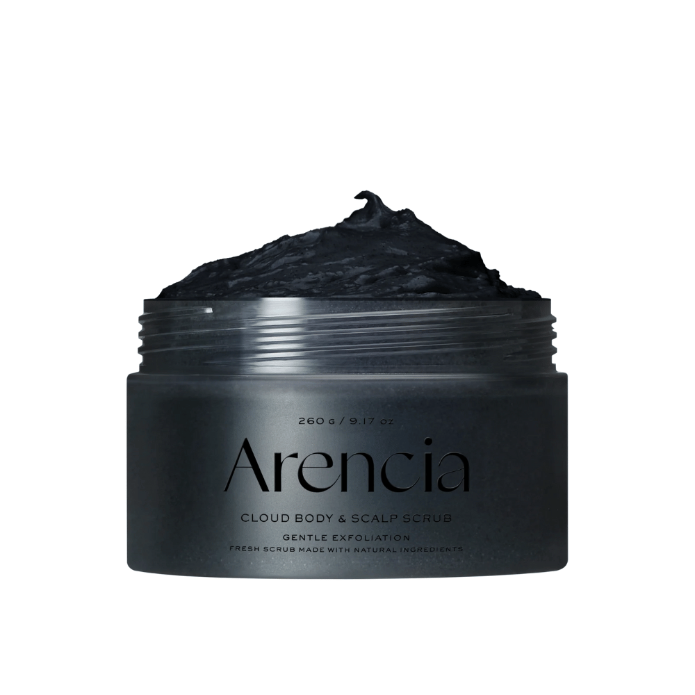 Arencia Cloud Body & Scalp Scrub mit schwarzer Peeling-Textur in offener Dose, Körper- und Kopfhautpeeling, das sanft peelt und reinigt.