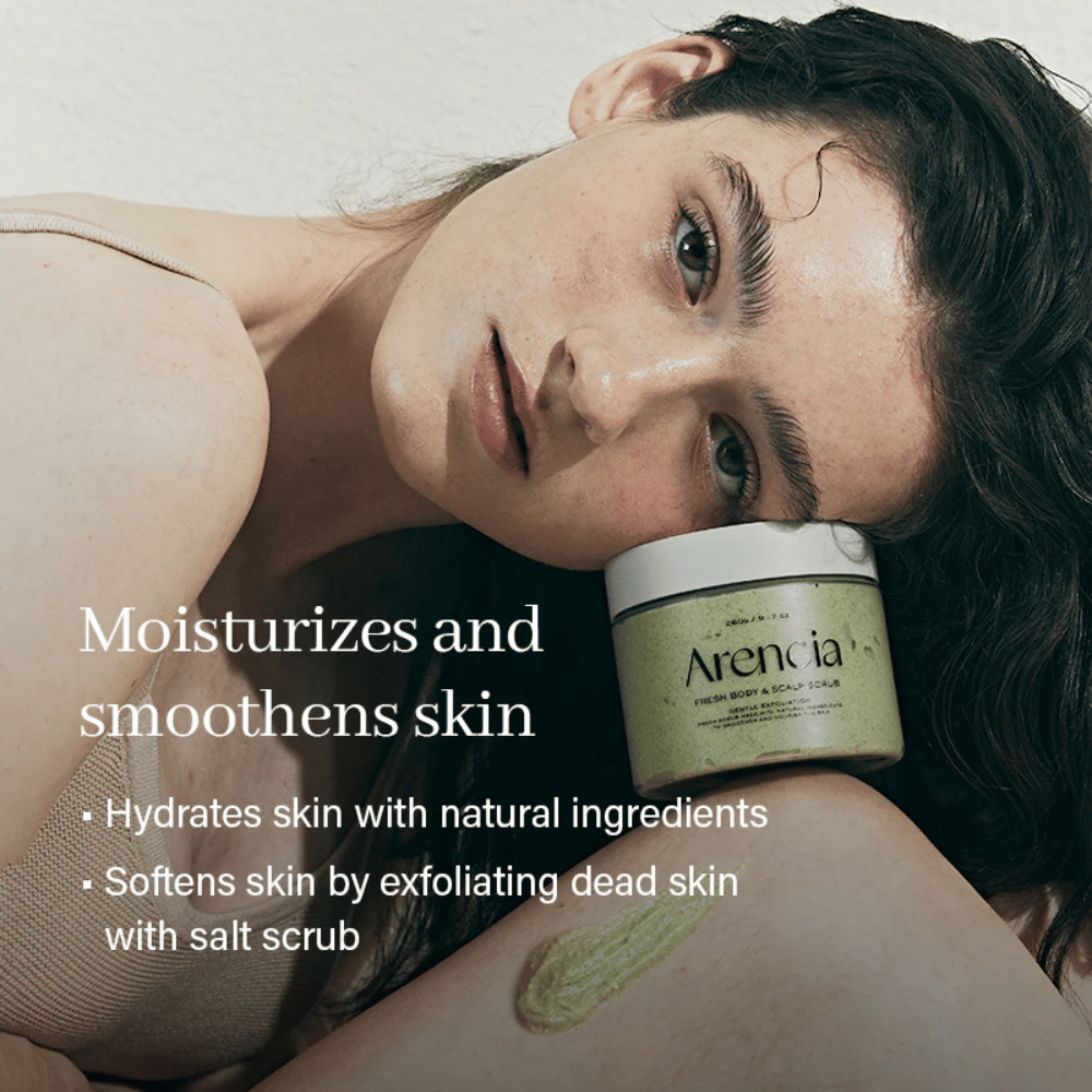 Modell entspannt mit Arencia Fresh Cloud Body & Scalp Scrub. Feuchtigkeitsspendendes Körperpeeling, das die Haut weich macht und die Hautstruktur bei regelmäßiger Anwendung verbessert.