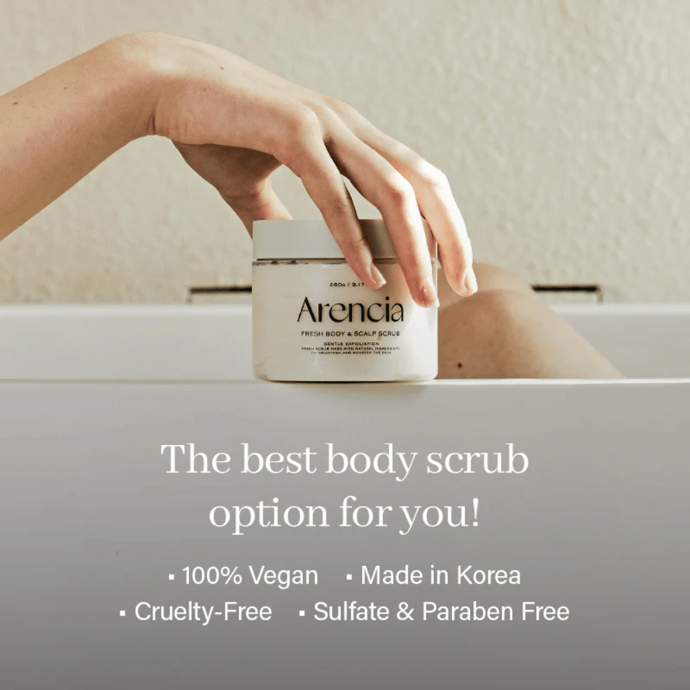 Arencia Fresh Body & Scalp Scrub neben der Badewanne platziert, natürliches Körperpeeling, das die Haut mit milder Formel peelt und pflegt.