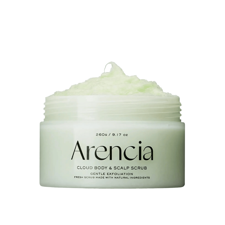Arencia Fresh Cloud Body & Scalp Scrub in offener Dose auf weißem Hintergrund. Cremiges Körperpeeling, das sanft exfoliert, die Haut mit Feuchtigkeit versorgt und ein weiches, frisches Gefühl verleiht.
