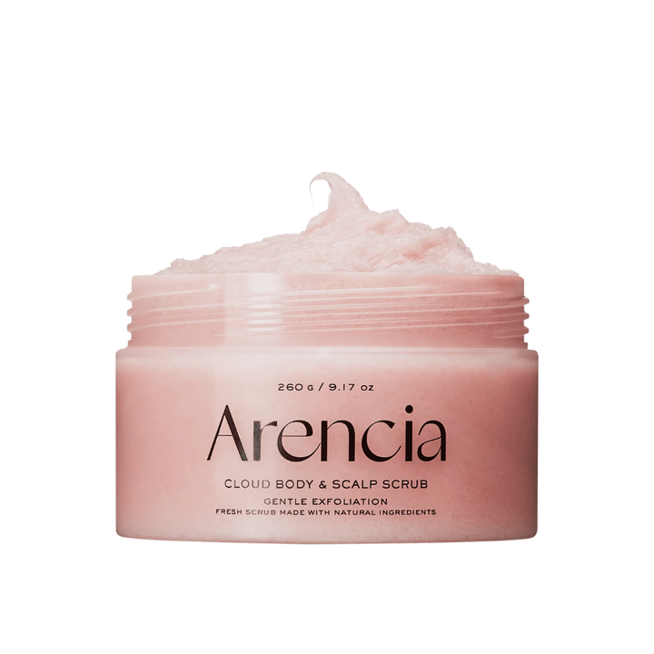 Arencia Fresh Cloud Scrub Lavender & Pear in offener Dose auf weißem Hintergrund. Cremiges Körper- und Kopfhautpeeling, das sanft peelt und die Haut weich und befeuchtet hinterlässt.