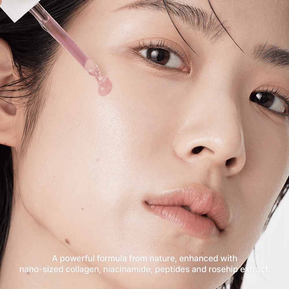 Nahaufnahme eines Gesichts, auf dem Arencia Red Smoothie Serum 8 mit einer Pipette aufgetragen wird. Das Serum hat einen leichten Rosaton und enthält Nano-Kollagen, Niacinamid, Peptide und Hagebuttenextrakt.
