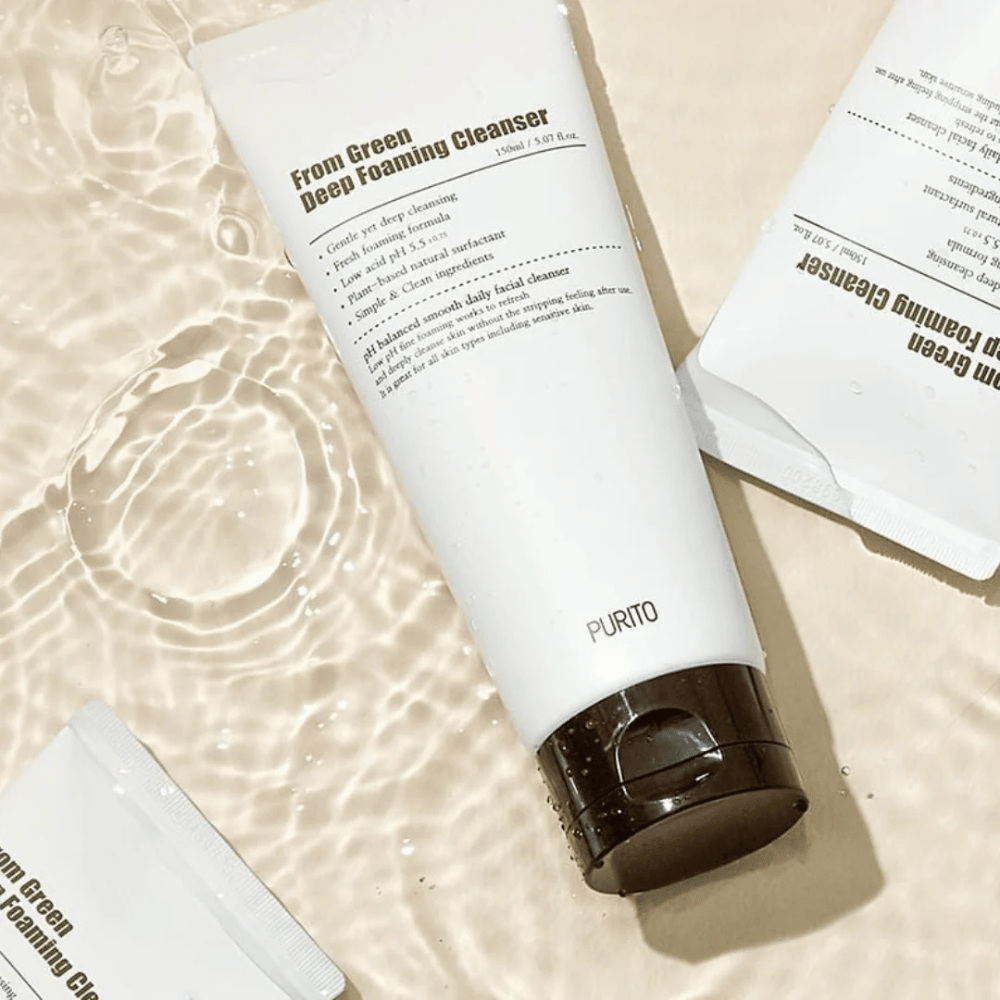 Purito From Green Deep Foaming Cleanser ist eine milde, aber effektive Reinigung mit einem pH-Wert von 5,5, die tief reinigt, ohne die Haut zu reizen. Es schäumt leicht und hinterlässt die Haut sauber, mit Feuchtigkeit versorgt und weich, was es perfekt für die tägliche Anwendung macht.