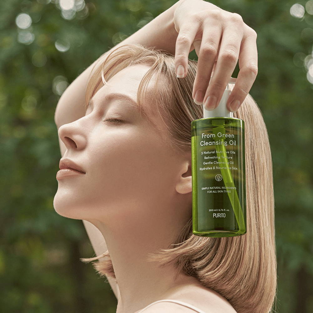 Purito From Green Cleansing Oil ist perfekt für die tägliche Anwendung und geeignet für alle Hauttypen, auch für empfindliche Haut. Mit fünf natürlichen, nährstoffreichen Ölen reinigt es die Haut gründlich, ohne ein fettiges Gefühl zu hinterlassen, während es Feuchtigkeit spendet und pflegt.