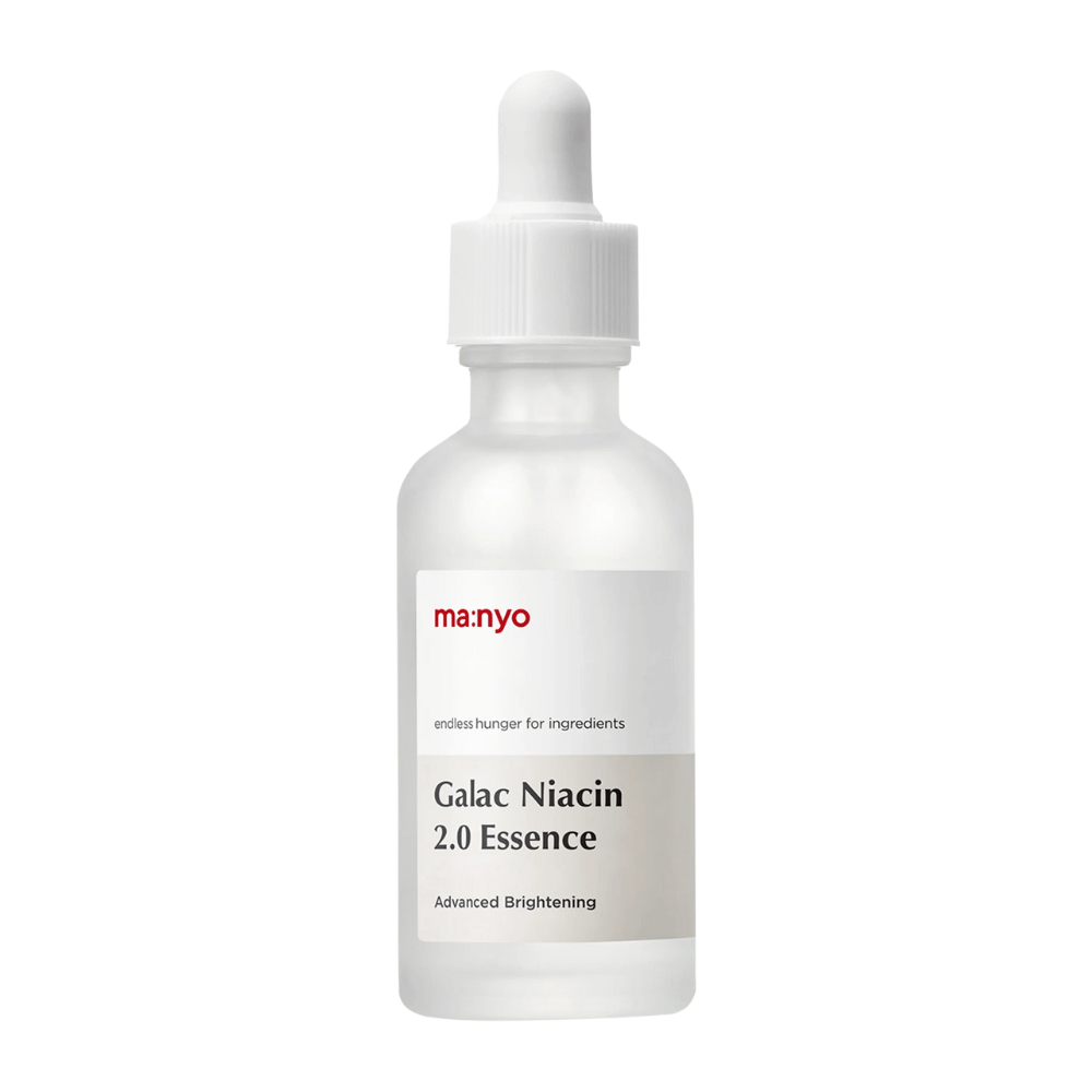 Nahaufnahme von Ma:nyo Galac Niacin 2.0 Essence – fortschrittliche aktualisierte Formel, die Feuchtigkeit spendet, aufhellt und die Elastizität der Haut verbessert.