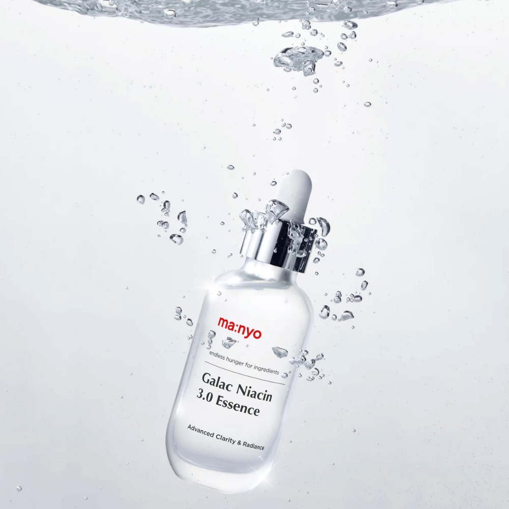 Ma:nyo Galac Niacin 3.0 Essence unter Wasser – Symbol für die feuchtigkeitsspendende und frische Formel, die das Gleichgewicht und die Ausstrahlung der Haut wiederherstellt.