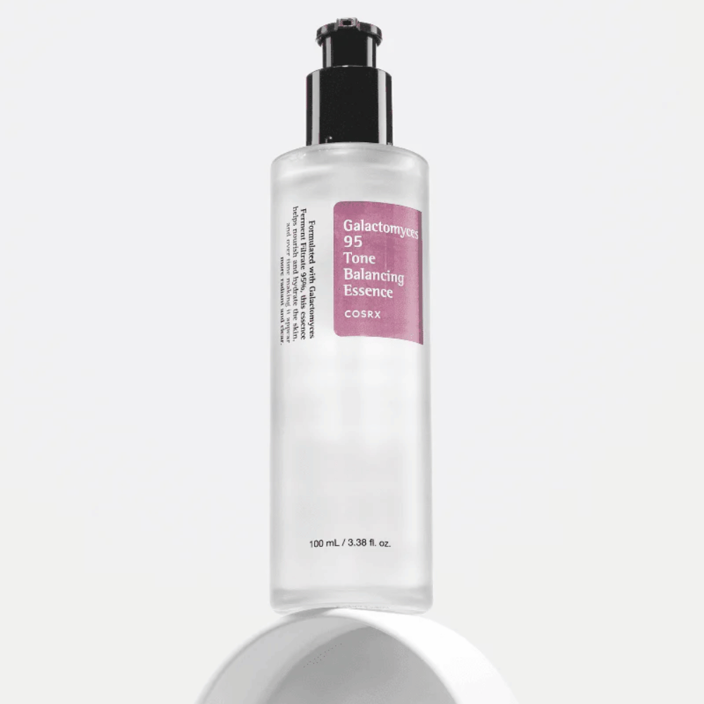 Flasche mit COSRX Galactomyces 95 Tone Balancing Essence auf weißem Hintergrund stehend. Die Essenz spendet Feuchtigkeit und stärkt die Hautbarriere mit 95 % fermentiertem Filtrat.