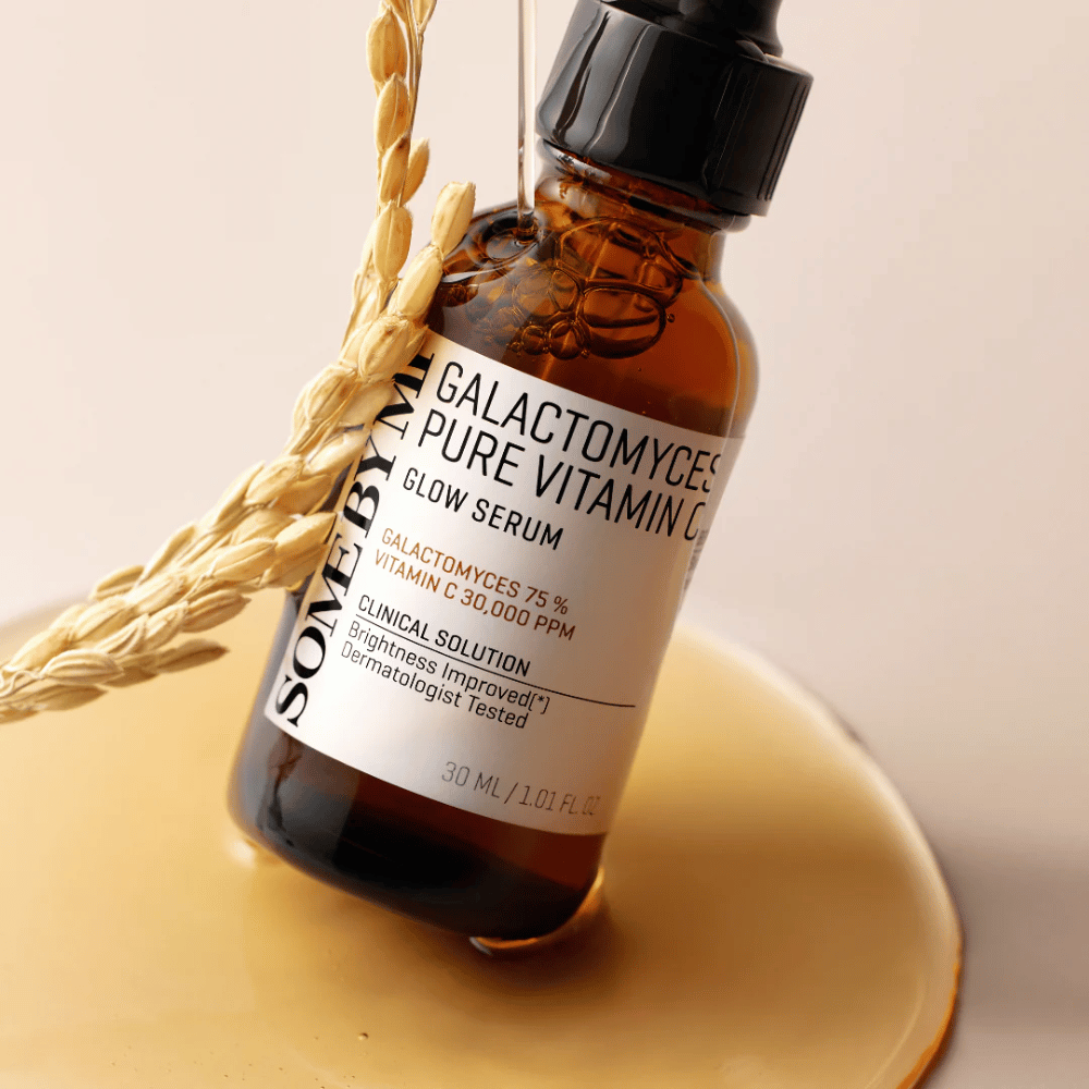 Some By Mi Galactomyces Pure Vitamin C Glow Serum ist eine kraftvolle Lösung zur Verbesserung der Ausstrahlung und Gleichmäßigkeit der Haut. Mit 75 % Galactomyces-Extrakt und 30.000 ppm Vitamin C bietet dieses Serum intensive Aufhellung und Feuchtigkeit.