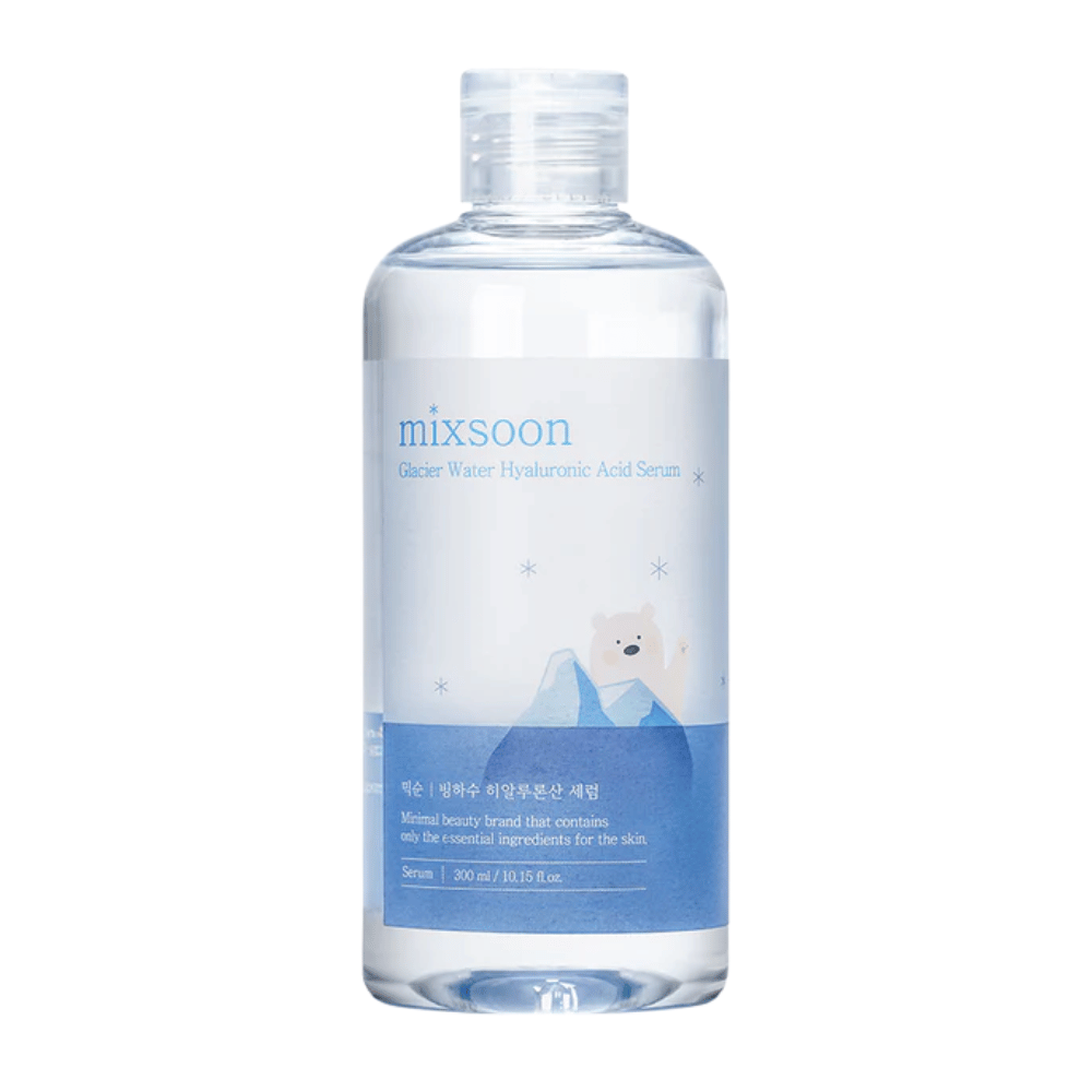 Mixsoon Glacier Water Hyaluronic Acid Serum in durchsichtiger Flasche mit blauem Etikett und Eisbärenmotiv, von vorne vor weißem Hintergrund gesehen.