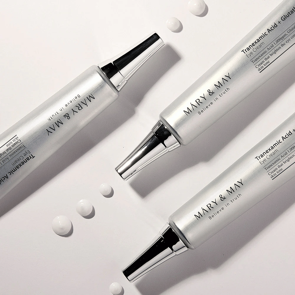 Gestyltes Produktbild von Mary&May Tranexamic Acid + Glutathione Eye Cream, das die Konsistenz der Creme und den Fokus auf aufhellende Augenpflege zeigt.