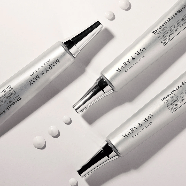Gestyltes Produktbild von Mary&May Tranexamic Acid + Glutathione Eye Cream, das die Konsistenz der Creme und den Fokus auf aufhellende Augenpflege zeigt.