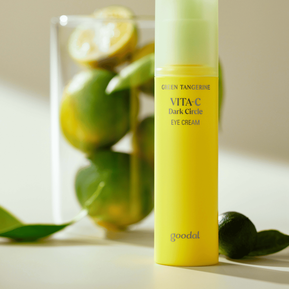 Eine Flasche Goodal Green Tangerine Vita C Dark Circle Eye Cream 30ml auf einem Tisch neben einer Limette.