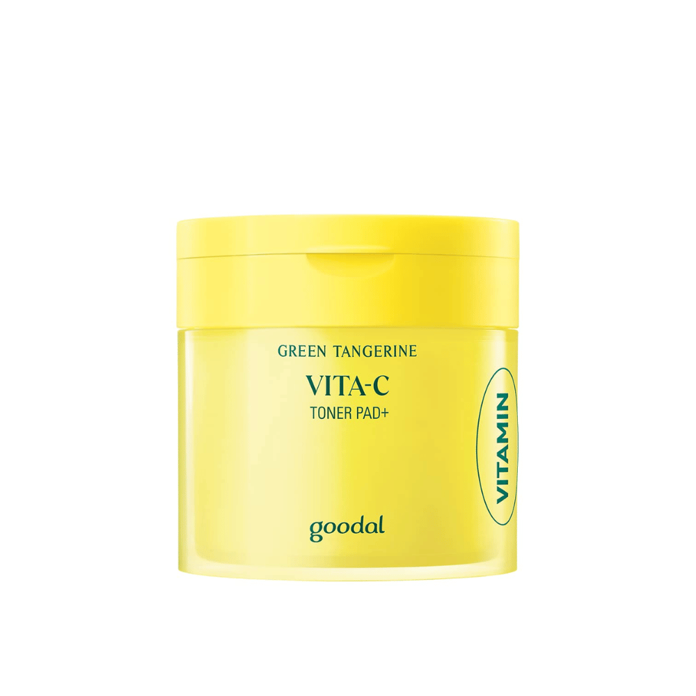 Ein hellgelber Behälter mit der Aufschrift "GREEN TANGERINE VITA-C TONER PAD+" der Marke "goodal", mit einer Seitenmarkierung, die "VITAMIN" angibt.