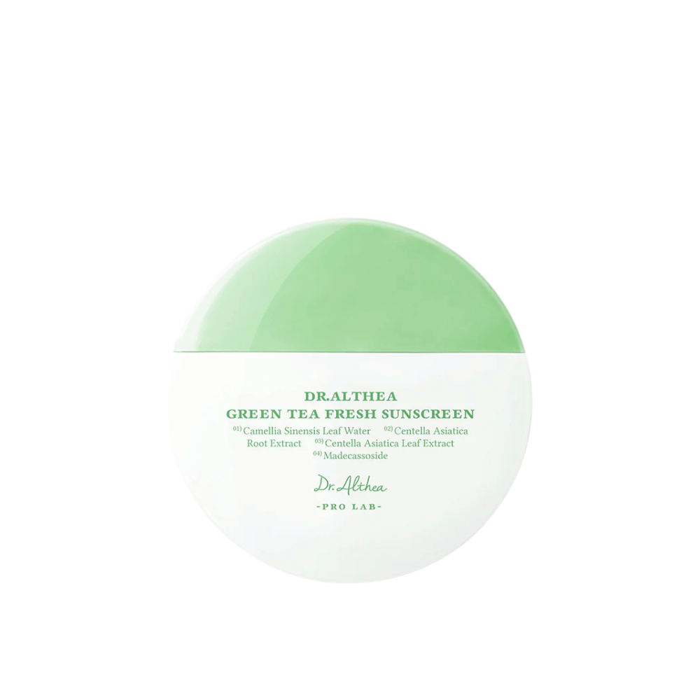 Runde Sonnencreme von Dr. Althea mit grün-weißer Verpackung und Text, der Inhaltsstoffe wie grüner Tee und Centella Asiatica hervorhebt – eine milde chemische Sonnencreme mit beruhigenden Eigenschaften.