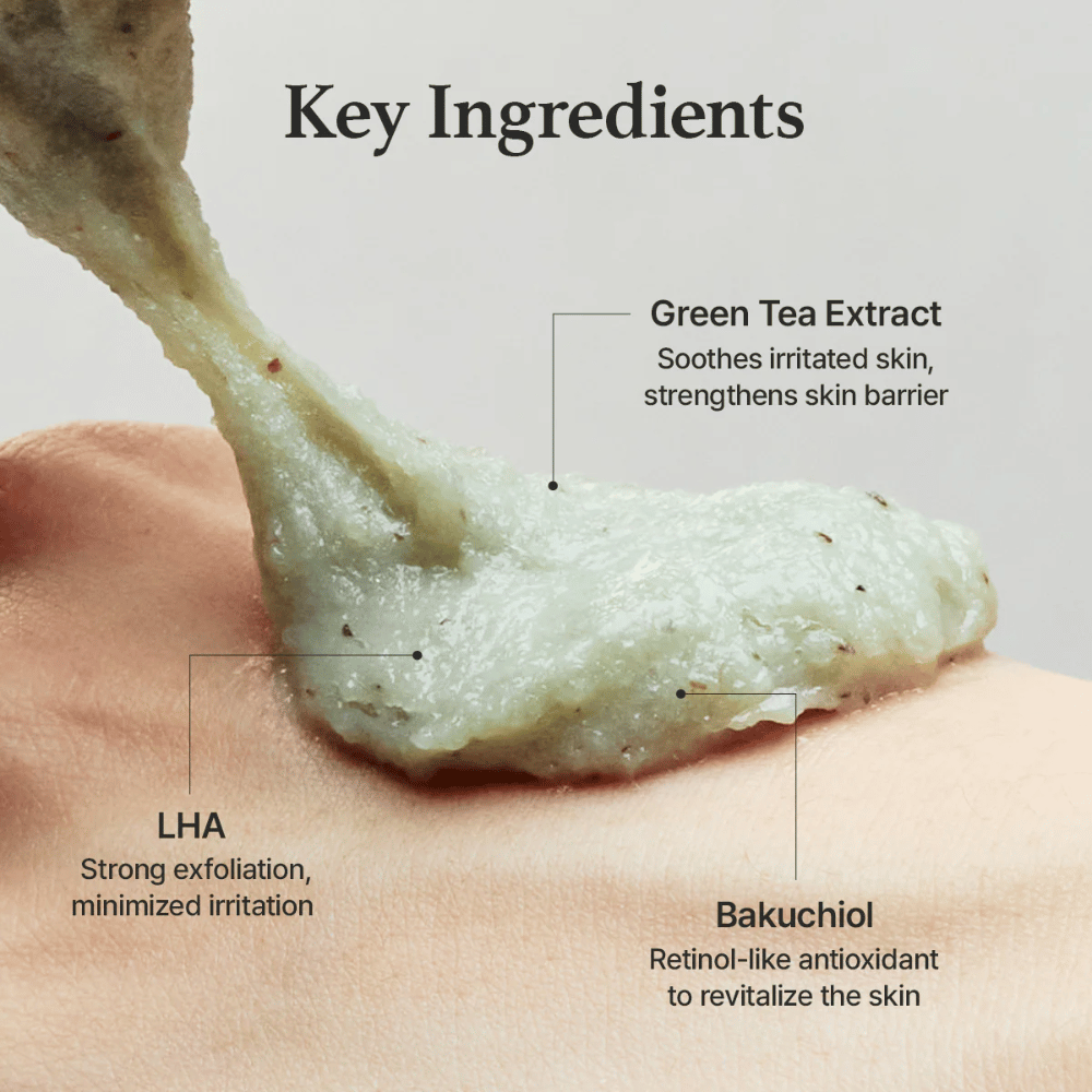 Nahaufnahme der Textur des Cleansers zusammen mit einer Erklärung der Inhaltsstoffe für Grüntee-Extrakt, LHA und Bakuchiol, die dabei helfen, sanft zu exfolieren und die Hautbarriere zu stärken.