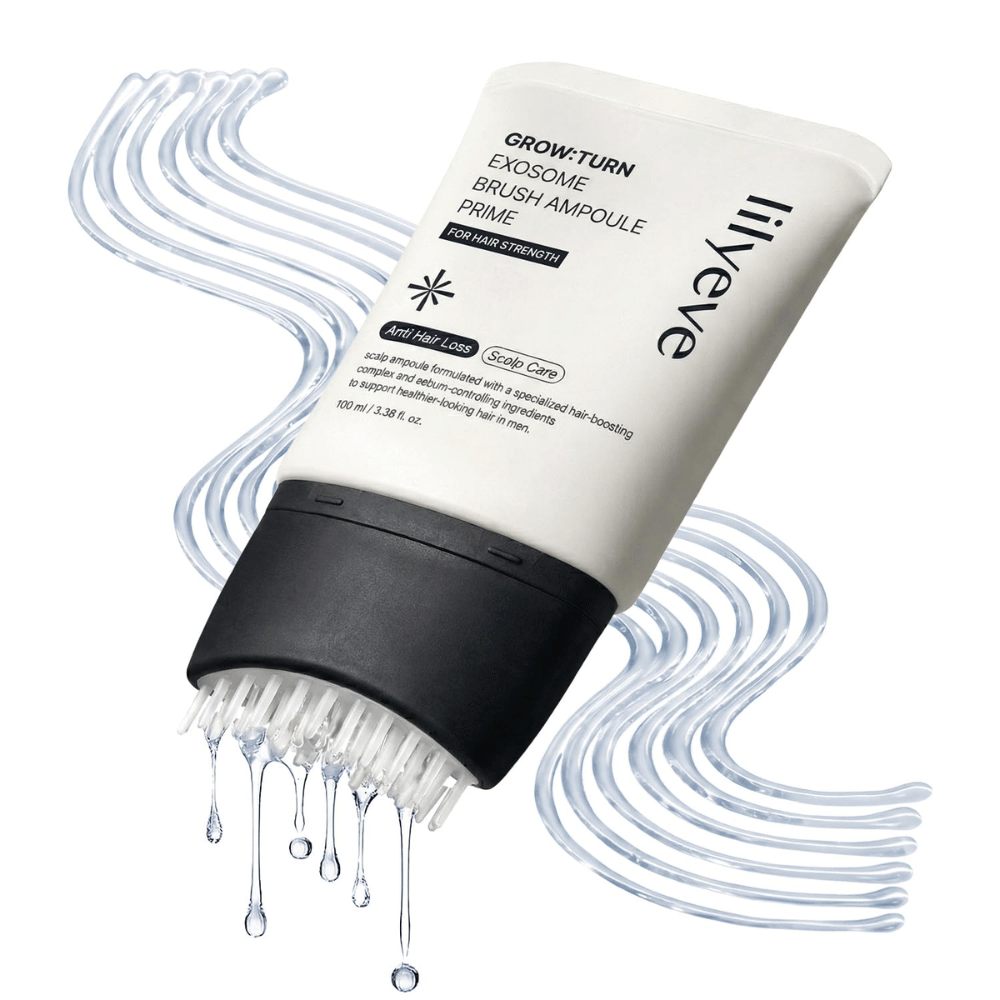 Nahaufnahme von LILYEVE Grow:Turn Exosome Brush Ampoule Prime mit dekorativen Serumtropfen und dem einzigartigen Bürstenapplikator. Das Bild betont die einfache Anwendung direkt auf der Kopfhaut und die gezielte Pflege der Haarwurzeln.