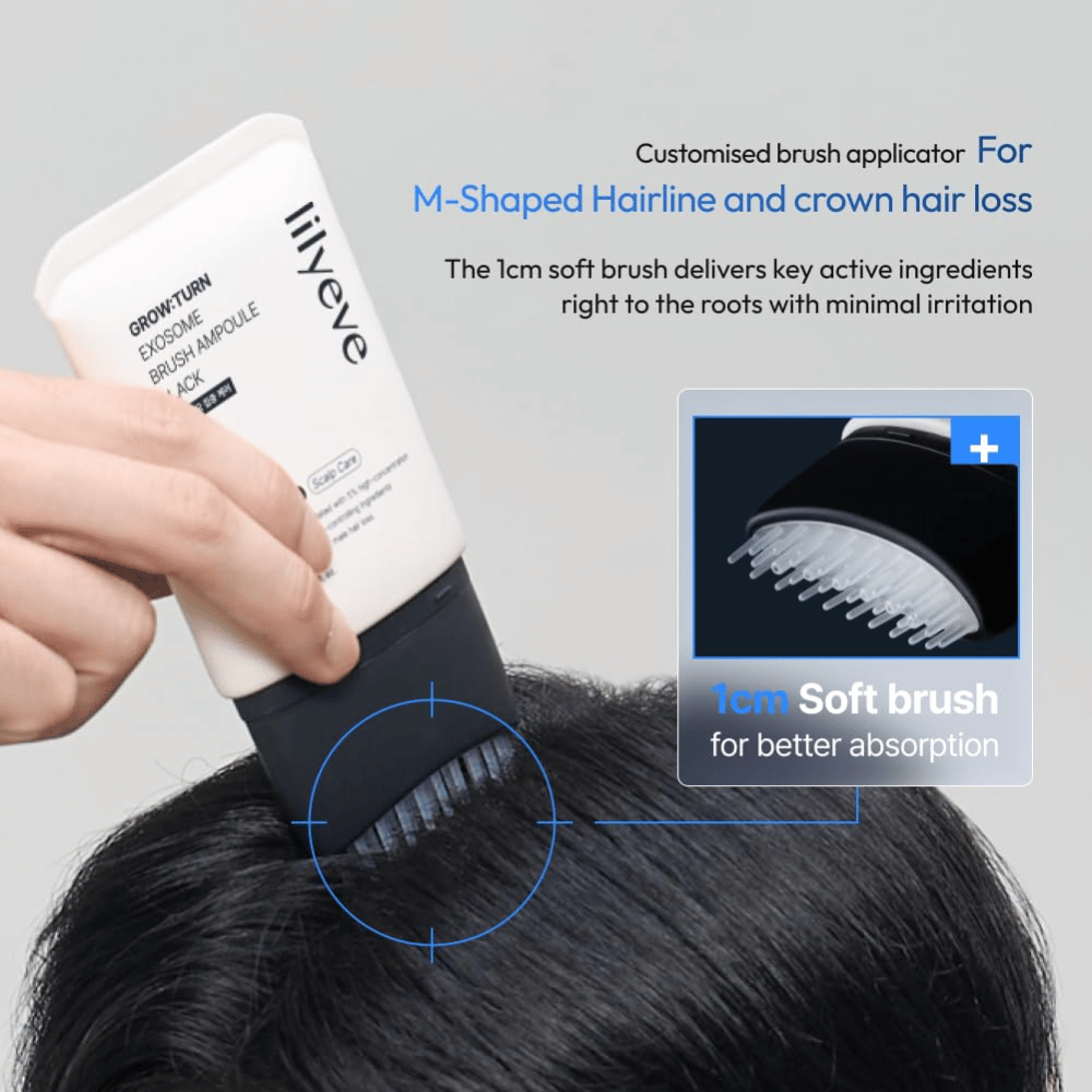 Eine Person trägt LILYEVE Grow:Turn Exosome Brush Ampoule Prime mit dem integrierten weichen Bürstenapplikator direkt auf die Kopfhaut auf. Das Bild zeigt, wie die Formel die Haarwurzeln erreicht, um bei Haarausfall und dünner werdendem Haar gezielte Pflege zu bieten.