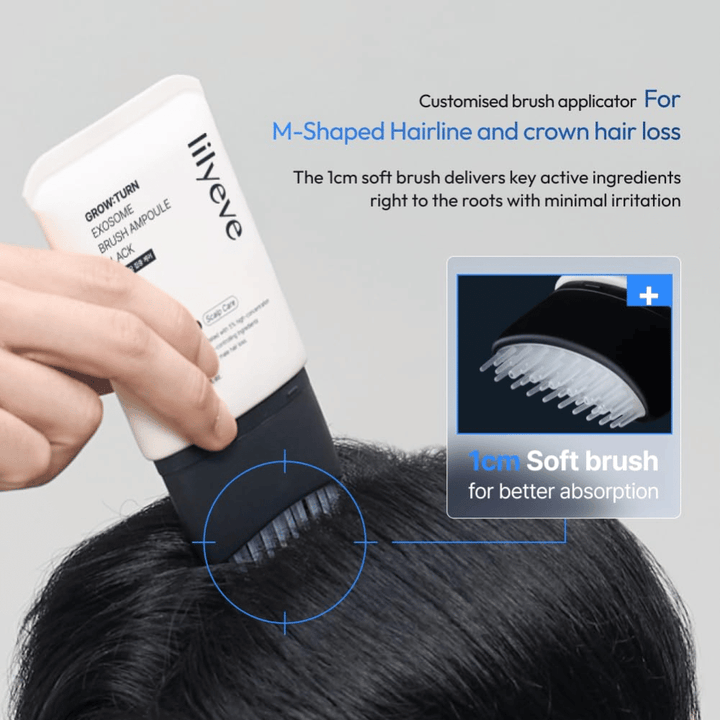 Eine Person trägt LILYEVE Grow:Turn Exosome Brush Ampoule Prime mit dem integrierten weichen Bürstenapplikator direkt auf die Kopfhaut auf. Das Bild zeigt, wie die Formel die Haarwurzeln erreicht, um bei Haarausfall und dünner werdendem Haar gezielte Pflege zu bieten.