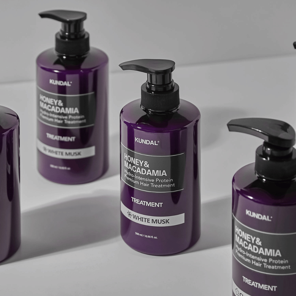 KUNDAL Honey & Macadamia Hydro-Intensive Protein Premium Hair Treatment White Musk, 500 ml, in lila Pumpflasche.