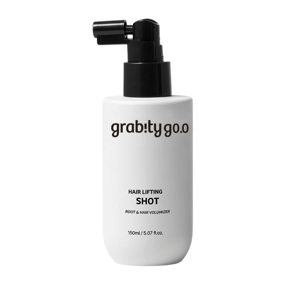 Grabity Hair Lifting Shot Root & Hair Volumizer in stilvoller weißer Sprayflasche. Ein volumenverleihendes Haarprodukt, das entwickelt wurde, um die Haarwurzeln anzuheben, dem Haar mehr Fülle zu verleihen und das Styling zu erleichtern.