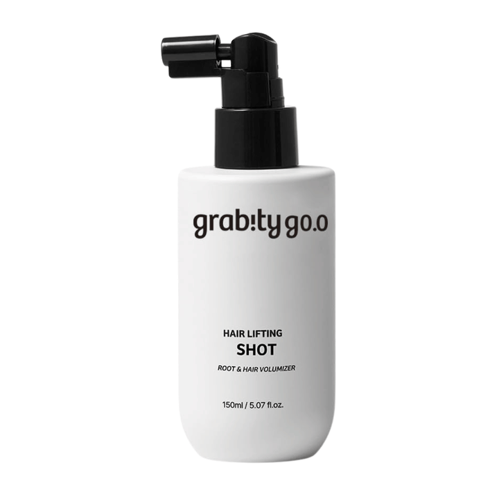 Grabity Hair Lifting Shot Root & Hair Volumizer in stilvoller weißer Sprayflasche. Ein volumenverleihendes Haarprodukt, das entwickelt wurde, um die Haarwurzeln anzuheben, dem Haar mehr Fülle zu verleihen und das Styling zu erleichtern.